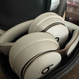 Beats Solo Pro Ivory